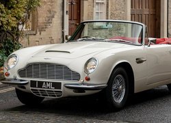 Zabytkowy Aston Martin DB6