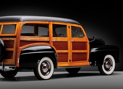 Zabytkowy Ford V8 Super Deluxe Station Wagon z 1946 roku