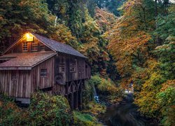 Zabytkowy młyn Cedar Creek Grist Mill w Woodland