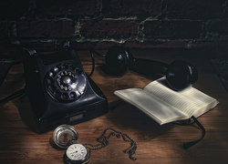 Zabytkowy telefon, notes i zegarek kieszonkowy z łańcuuszkiem