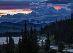 Zachmurzone niebo nad górami i jeziorem