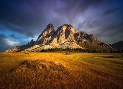 Zachmurzone niebo nad górami i polem