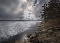 Zachmurzone niebo nad jeziorem Turgoyak w Rosji