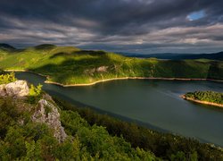 Zachmurzone niebo nad jeziorem w górach