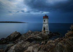 Zachmurzone niebo nad latarnią morską Capo Ferro na Sardynii