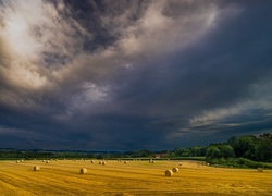 Zachmurzone niebo nad polem