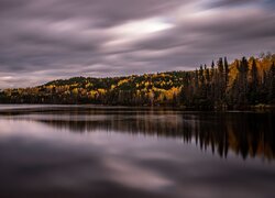 Zachmurzone niebo nad rzeką Manicouagan w Kanadzie
