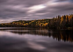 Lasy, Drzewa, Zachmurzone, Niebo, Rzeka Manicouagan, Quebec, Kanada