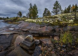 Zachmurzone niebo nad skalistym brzegiem jeziora Ładoga