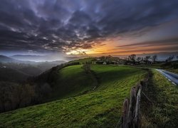 Zachmurzone niebo nad wioską na wzgórzu