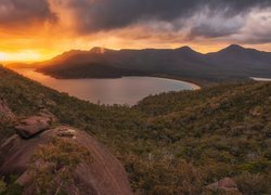 Australia, Tasmania, Zatoka, Wineglass Bay, Góry, Skały, Las, Drzewa, Zachód słońca, Chmury, Morze