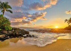 Zachód słońca na hawajskiej plaży w Lahaina