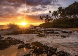 Stany Zjednoczone, Hawaje, Wyspa Maui, Morze, Fala, Zachód słońca, Plaża, Palmy, Skały