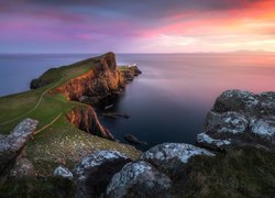 Zachód słońca, Morze Szkockie, Wybrzeże, Skały, Wyspa Skye, Półwysep Duirinish, Latarnia morska Neist Point Lighthouse, Szkocja