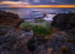 Zachód słońca na skalistym wybrzeżu Cape Douglas w Australii