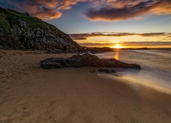 Zachód słońca na wybrzeżu w Saint Briac sur Mer w Bretanii