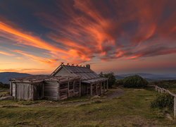 Zachód słońca nad chatką Craiga na górze Mount Stirling w Australii