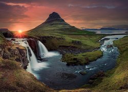 Islandia, Przyroda, Góra Kirkjufell, Wodospad Kirkjufellsfoss, Rzeka, Niebo, Chmury, Zachód słońca