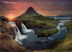 Zachód słońca nad górą Kirkjufell i wodospadem Kirkjufellsfoss