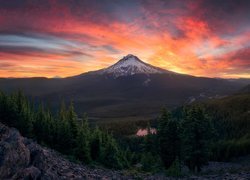 Góry Kaskadowe, Góra Tolmie Peak, Park Narodowy Mount Rainier, Jezioro, Drzewa, Las, Skały, Zachód słońca, Stan Waszyngton, Stany Zjednoczone