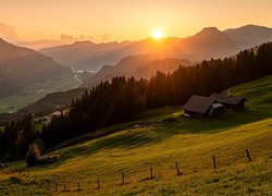 Zachód słońca nad górami i Hasliberg w Szwajcarii