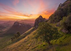 Zachód słońca nad górami Te Mata Peak w Nowej Zelandii