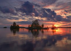 Zachód słońca nad jeziorem Ala-Kitka w Finlandii