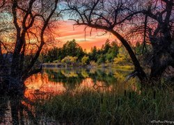 Zachód słońca nad jeziorem Goldwater Lake w Arizonie