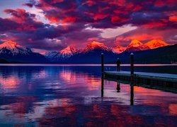 Jezioro, Lake McDonald, Park Narodowy Glacier, Pomost, Człowiek, Góry Skaliste, Odbicie, Niebo, Chmury, Zachód słońca, Montana, Stany Zjednoczone