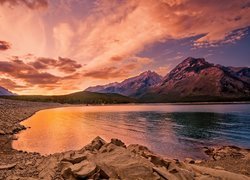 Zachód słońca, Góry Skaliste, Jezioro Minnewanka, Park Narodowy Banff, Alberta, Kanada