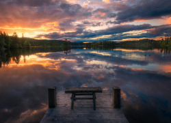 Jezioro Oyangen, Ringerike, Norwegia, Drzewa, Pomost, Ławeczka, Zachód słońca