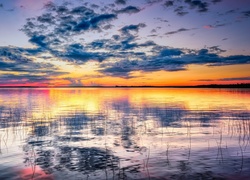 Zachód słońca nad jeziorem Oijärvi w Finlandii