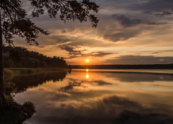 Jezioro, Zachód słońca, Drzewa, Chmury