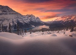 Zachód słońca nad jeziorem Peyto Lake zimą