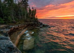 Zachód słońca, Drzewa, Las, Skały, Jezioro, Superior Lake, Michigan, Stany Zjednoczone