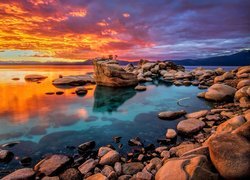 Jezioro, Lake Tahoe, Kamienie, Głazy, Góry, Niebo, Chmury, Zachód słońca, Stany Zjednoczone