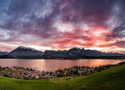 Jezioro Thunersee, Góry, Alpy Berneńskie, Zachód słońca, Niebo, Chmury, Szwajcaria