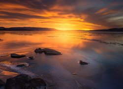 Zachód słońca nad jeziorem w Norwegii