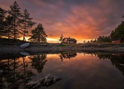 Zachód słońca nad jeziorem w norweskim Ringerike