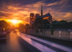 Zachód słońca nad Katedrą Notre Dame