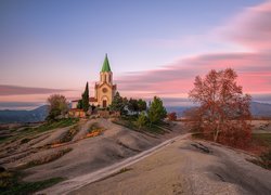 Hiszpania, Katalonia, Gmina Manlleu, Kościół Santuari Puig Agut, Droga, Drzewa, Góry, Zachód słońca