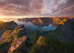 Norwegia, Lofoty, Góry, Promienie słońca