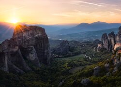 Zachód słońca nad masywem skalnym Meteory i Klasztorem Warłama w Grecji