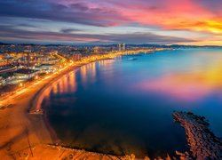 Zachód słońca nad morską plażą w Barcelonie