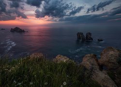 Zachód słońca nad morzem i zatoką Biskajską w Santa Cruz de Bezana w Hiszpanii