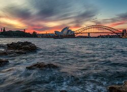 Zachód słońca nad operą i mostem Sydney Harbour w Sydney