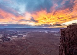 Zachód słońca nad Parkiem Narodowym Canyonlands w stanie Utah