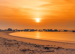 Zachód słońca, Morze, Plaża, Skały, Głazy, Piasek, Brignogan Plage, Bretania, Francja