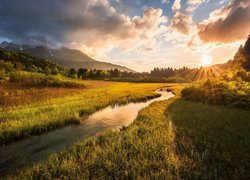 Słowenia, Kranjska Gora, Alpy Julijskie, Rezerwat przyrody Zelenci Springs, Zschód słońca, Rzeka, Łąka, Drzewa