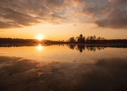 Zachód słońca nad rosyjskim jeziorem Vvedenskoe Lake